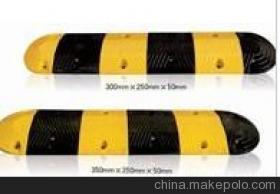 廊坊市安次区鑫光交通安全制品厂 专业供应高质量道路减速带及设备